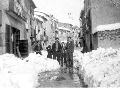 nevada1946  EL CARRER MAJOR AMB LA NEU DE L'ANY 1946. FEDERICO FARRAN, (?), RIBE (MONATXO), TONET BOSCH I EL JOSEPET "DE L'ESPERANÇA".