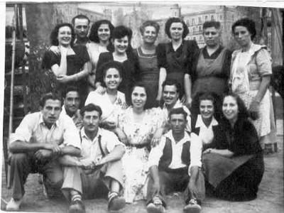 festa1947  FESTA MAJOR 1947: CARMEN, FELIX SOLÉ, MARIA "CAL BESSÓ", (?), (?) I RAMONA "CAL PELAT". FILA 2: FRANCISCO SANS, RAMON SANS, (?), LOLITA ORTIN, MARIA BOSCH, TONET "PEQUEÑO", ESTERIA FALCÓ I NATI SANS.