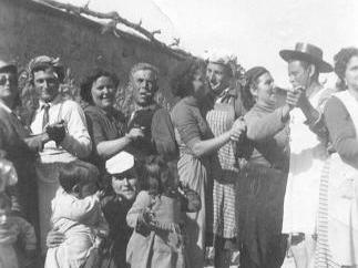 menjadaolives44  FESTA OLIVES, L'ANY 1944. HI HA EL LLUÍS ESQUERRA, MARIA I MERCÈ SIMÓ I LA CECELIA MATEU.