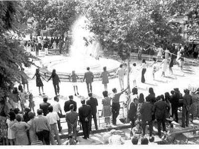 setembre1972a  SETEMBRE DE 1972, BALLANT SARDANES A LA PLAÇA. I LA FONT FUNCIONANT; MALAGUANYADA.