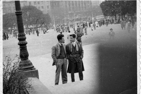 1957 BARCELONA Plaça Catalunya  A LA PLAÇA CATALUNYA DE BARCELONA, EL JOAN CURCÓ ( JOAN DE CAL COLUMBO ) I EL ANTONI BOSCH L'AN 1957.