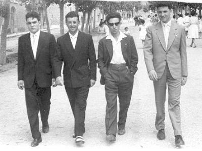 1959passeig  L'ANY 1957. LLUÍS FONTANA, JOSEP COSTAFREDA "TIVAN", RAMON FALCÓ "SERENET" I LLUÍS SEGURA "PAULA".