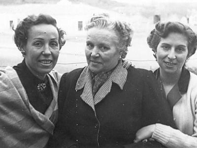 sala0029  HIVERN DE 1953: BEATRIU, MARIA I NATI SANS.