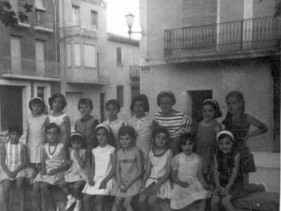 setembre1966  SETEMBRE DE 1966: ANTONIETA BARBERÀ, Mª CARME BELLET, PEPITA JOVÉ, ISABEL, Mª ANTONIETA SANS, Mª PILAR, LAURA FARRAN I ESTER HAYA. SEGONA FILA: CONCEPCIÓ, NURI BARBERÀ, MONTSERRAT BOSCH, Mª ROSA MATEU, Mª TERESA BELLET, Mª TERESA VALLVERDÚ I NURI BARBERÀ.