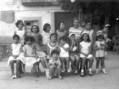 setembre1966a  SETEMBRE DE 1966: Mª CARME BELLET, LAURA FARRAN, Mª ANTONIETA SANS, PEPITA JOVÉ, Mª PILAR, CONCEPCIÓ, ANTONIETA BARBERÀ, ISABEL, Mª TERESA VALLVERDÚ, Mª ROSA MATEU, Mª TERESA BELLET, JOSEP BARBERÀ, NURI BARBERÀ, MONTSERRAT BOSCH I SENTADA AL TERRA LA NATI BELLET.