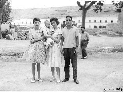escanear0006  RAMONA ORÓ MIQUEL, MARIA ORONICH MIQUEL, JAUME BERNAUS "CANDO" I EL NEN JOSEP Mª JOVELLS. 1959