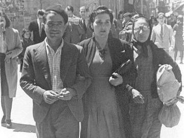 lleida1941  LLEIDA 1941: JOAQUIM FALCÓ, CECELIA MATEU I JOSEFA PANÉS PASSEJANT PER LLEIDA.