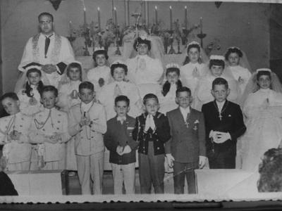 comunio-Q  NENS: RICARD MATEU, GENARO MATEU, NEN CUARTEL, JOSEP RAMON MATEU, GREGORIO EZQUERRA, AGUSTÍ BORRÀS I JOSEP Mª GRIÑÓ.                                                                               NENES: MERCE BELLET MANUEL, FINA "CASTELL", ANGELETA BARBERÀ "PERXI", Mª PILAR EZQUERRA, MONTSERRRAT CUENCA. ROSÓ FLIX, Mª TERESA BERNAUS "XENXA", MERCÉ RIBELLES MESSEGUER, TERESITA BLASI I MARIA GORETI. CAPELLÀ JOAN QUER CAMÍ.
