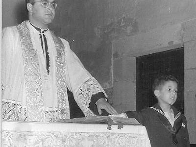 comunio-f2  MOSSÈN JOAN QUER I EL JOSEP ROYO ANGLADA DURANT LA PRIMERA COMUNIÓ.