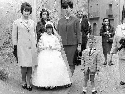 comunio0021  LOLITA LLOVERA, DOLORES PUIG, ANTONIETA SANS, PILI LÓPEZ, MIQUEL SALA, PEPETA BASI I CONRAD SANS.