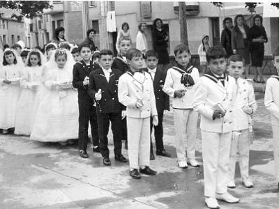 totscomunio  LOLITA QUERALT, PEPITA JOVÉ, LAURA FARRAN, Mª ROSA MATEU, JOAN AMTEU, FRANCISCO BELLET, ANTONI PIERA, LLUÍS CORRETJÉ, FRANCISCO FARRAN, FRANCESC MARTÍ, FILL TREBALLADOR PORTELLA, JOAN FARELL I DOMINGO SUÑÉ.