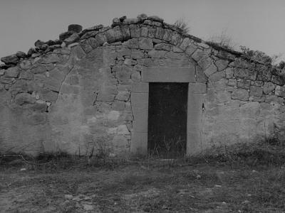 2014-12-05 13.07.15  CASTELLDANS. CABANA COBERTA AMB VOLTA DE CANÓ I MAGNIFICS MUNTANTS A LA PORTA.