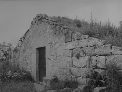 2014-12-05 13.08.26  CABANA COBERTA AMB VOLTA DE CANÓ, DETALL DE PEDRA PER SEURE AL LATERAL DE LA PORTA.     CASTELLDANS.