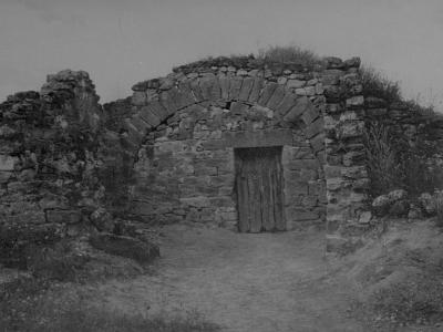 2014-12-05 13.30.41  CABANA COBERTA AMB VOLTA DE CANÓ I RESTES DE CONSTRUCCIONS.                                                        CASTELLDANS.
