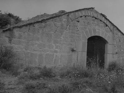 2014-12-05 13.31.39  CABANA COBERTA AMB VOLTA DE CANÓ, DETALL DE RÀFEC I DE LES PEDRES ALS LATERALS DE LA PORTA PER TAL DE FERMAR L'ANIMAL DE CÀRREGA.  CASTELLDANS.