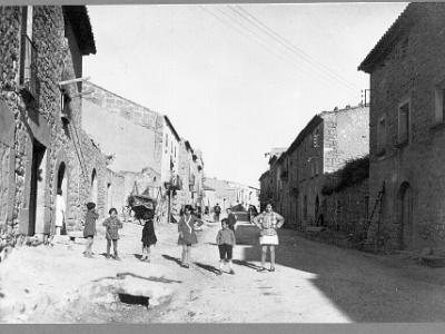 1927.2  LA CARRETERA DE LES BORGES, AVUI FRANCESC MACIÀ, L'ANY 1927. GERMANA NICANOR, NICANOR I TRESA BESSÓ. ELS TRES DE LA DRETA.