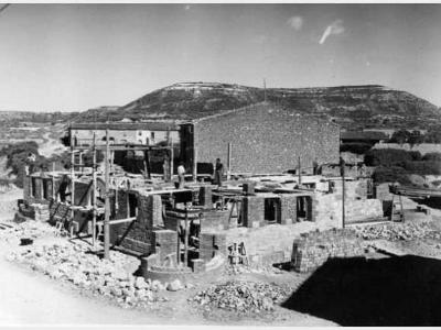 1943  CONSTRUCCIÓ DEL QUARTER DE LA GUARDIA CIVIL AMB LA BARCELONETA I LA SERRA DEL TIMORELL AL FONS.