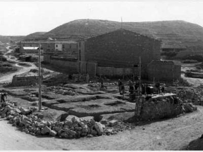 1943a  CONSTRUCCIÓ DEL QUARTER DE LA GUARDIA CIVIL AMB LA BARCELONETA I LA SERRA DEL TIMORELL AL FONS.