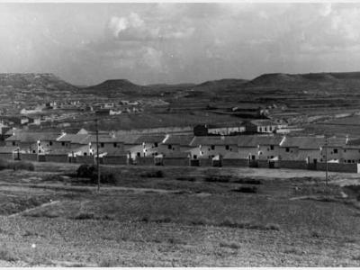 1943b  EL DARRERE DE LES CASES BARATES. L'EDIFICI DE SOBRE SÓN LES ESCOLES VELLES, LES QUE HI HAVIA QUAN LA GUERRA I VAN FER LES FUNCIONS DE HOSPITAL MILITAR A LA BATALLA DE L'EBRE.