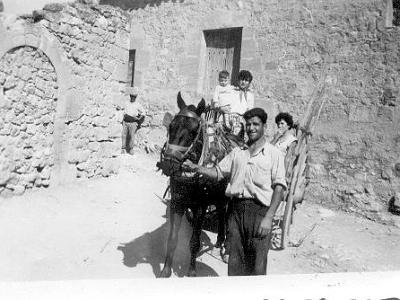 1955paula  EL LLUÍS SEGURA "DEL PAULA", DOS PARENTS DE FRANÇA I LA CARME SEGURA.  A L'ESQUERRA HI HA EL RAMON COSTAFREDA AL CARRER DE LA SACA.