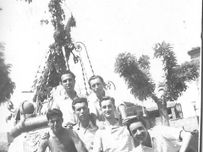 NuriSala0006  RAMON LLOVERA I AMICS DEVANT LA CREU DE LA PLAÇA.
