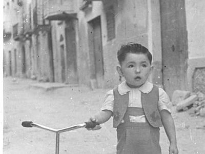 bonet0015  JOSEP MARIA BONET BORRAS AL CARRER MAJOR, ENCARA SENSE ASFALTAR.