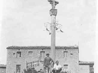 castellcreu1  LA CREU DE LA PLAÇA AMB VILATANS.