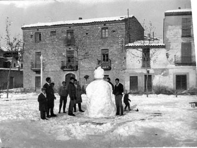 flixneu1  UN NINOT DE NEU A LA PLAÇA.