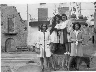 font1944  NATI SANS, (?), VENANCIA VILADEGUT I LA DOLORS MARTÍ "TUTUSAUS: LA FONT DE LA PLAÇA L'ANY 1944. CAL FARRÉ DARRERA.