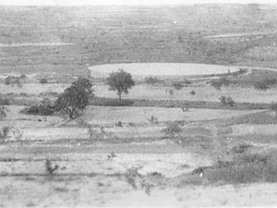 fulleda0002  EL DIPÒSIT DE L'AIGUA. ANYS 1920. OBSERVEM ELS POCS ARBRES QUE HI HA.
