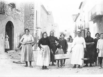 fulleda0007  DURANT MOLTS ANYS ES PASSAVA PELS CARRERS DEL POBLE PER A VENDRE PEIX. A LA FOTO SURT A CAL TRONQUETS AL CARRER SANT ISIDRE. HI SURT: ( ? ), TRESA VALLVERDÚ "CAL FULLEDA", LA BRISDA, CONCEPCIÓ PERE, MARCEL·LA PERE (nena), PERPETUA MASIP CUADRAT, ( ? ), MARCELINA ROCA MASIP I ENGRACIA FARRAN MONTANYOLA.