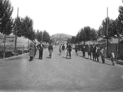 passeig  AL PASSEIG: EL PRIMER ÉS UN MESTRE, AL COSTAT EL CAMILO SIMÓ "CUCO", EL DE LA BICICLETA ES EL RAMON FLIX, (?), SISCO BELLET, (?), LLORENS LLADÓ I ANTONIO SIMÓ.