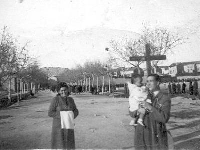 passeig1943  LA CREU DEL PASSEIG, A LA DRETA EL CAMP DE FUTBOL. JOANA BAYO, JOSEP SEGURA I LA NENA LA CARME SEGURA L'ANY 1943.
