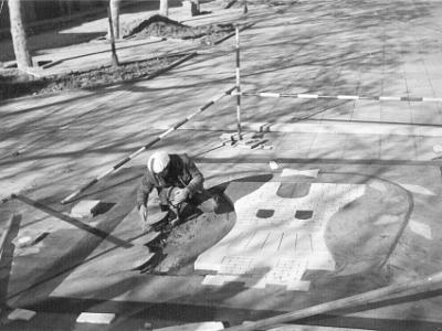 passeigSisco  LAS VOLTANTS DE L'ANY 1970-71 EL SISCO FALCÓ MATEU CONSTRUEIX L'ESCUT DE CASTELLDANS AL PASSEIG FRANCESC MORAGUES.