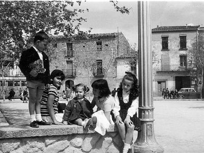 sala0035  CONRAD SANS, Mª CARME GASOL, NATY BOSC SANS, ANTONIETA SANS I ESTER HAYA A LA PLAÇA.