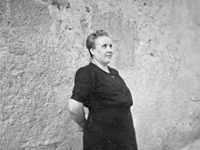 sala0036  MARIA SANS BALLESTÉ DAVANT DE CA L'EUGENIETA AL CARRER BONAIRE.