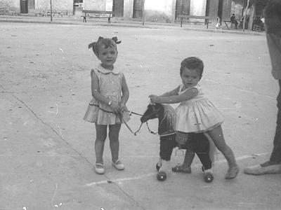 sala10001  JUGANT A LA PLAÇA.