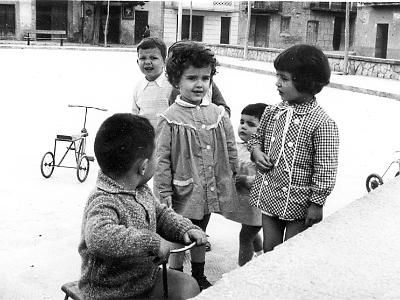 sala10006  ANTONIETA SANS, ESTER HAYA, EL CICLISTE SISCO BARBERÀ LÓPEZ I EL DE LA GANYA POTSER ÉS EL JOSEP Mª JOVELLS.