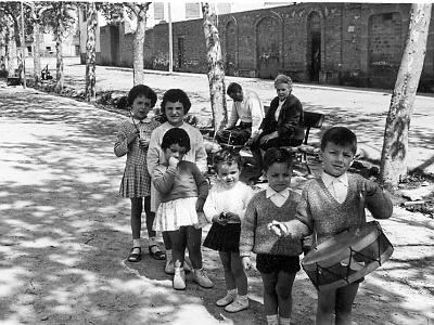 sala10008  VALLVERDÚ, BERNAUS, Mª ANTONIETA SANS, ESTER HAYA IELS DOS FILLS DE LA NATI. LES CUNETES DEL PASSEIG.