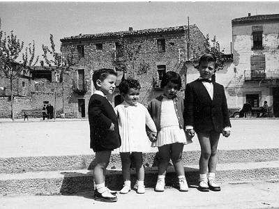 sala10011  UNA ALTRA VISTA DE LA PLAÇA: ELS DOS FILLS DE LA NATI, ESTER HAYA I Mª ANTONIETA SANS.