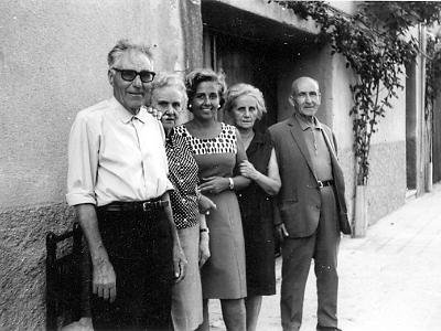 sala10037  MIQUEL SALA, MARIA SANS BALLESTÉ, LOLITA ORTIZ, DOLORES SANS BALLESTÉ I ANTONIO ORTIZ. DAVANT DE CAL CARMELO, A LA PLAÇA.