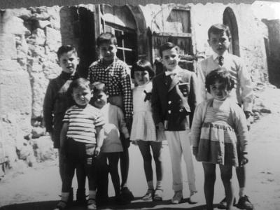 viudaColla  JUANITO BLASI, JOSEP FARELL, MONTSERRAT MARTÍ, JOSEP R. MATEU, ANTONI GÓMEZ. JOAN FARELL, LAURA FARRAN AL CARRER LA SACA.