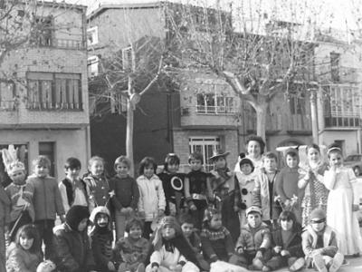 PauJuneda0004  CARNAVAL 1983. (?),  HUMBERT SEGURA, OSCAR MOGA, (?), LOURDES, RUBEN SOLÉ, EMILIA FARRÉ, ROGER RAMIS, DIMES JOVELLS, GERARD CODINA, IOLANDA MIRÓ, (¿), (?), AGNÈS JOVELLS I SÓNIA COSAFREDA. FILA D'ABAIX: (?), (?), (?), NOELIA CARRILLO, JORDI GÓMEZ, (?), (?), IVAN FARRÉ, (?) I (?).