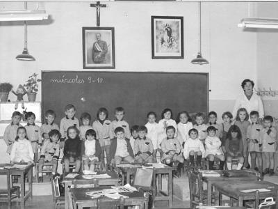 PauJuneda0007  CURS 1974-75: XAVIER CASES, FELIP SEGURA LÓPEZ, JOSEP LLUIS BERNAUS, FREDERIC BARBERÀ, XAVIER FALCÓ, PEDRO "FILL DEL METGE", ALFONSO MATEU "DULÉ", ANNA SIMÓ, (?), ROSA MARIA MATEU, JAUME GASOL, "FILL GUARDIA CIVIL", IGNACIO RUIZ, AGNÈS LLOVERA, JOAN MESSEGUER, JOSEP SIMO AIXALÀ.. SENTATS: CONXITA FUENTES, MIGUELITO COLCHERO, MARIA JOVÉ, MARTA SOBREPERE, MARC FEIXA, (?), ANTONIO MATEU, (?), (?), (?) I (?).