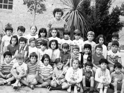 PauJuneda0009  CURS 1983-84. MESTRA SRA.MARIA REBULL. FILA DE DALT: NÚRIA AGUSTÍ, (?), LOURDES, SONIA COSTAFREDA, AGNÈS JOVELLS, EVA FARRAN, RAMON MIRET, RUBEN SOLÉ, EMILIA FARRÉ I ROGER RAMIS. FILA DEL MIG: NÚRIA BORRÀS, HUMBERT SEGURA, MOELIA CARRILLO, ELISABET MATEU, MONTSERRAT COSTAFREDA, DIMES JOVELLS, DAVID CURCÓ, IVAN FARRÉ, JORDI GÓMEZ I JOSEP CURCÓ.FILA DE BAIX: ADOLF, GERAD CODINA, RAMON LLADÓ, ESTER BERNAUS, JAUME SIMÓ, XENIA SOLÉ, ERNEST VALLS, SILVIA BONET I JORDI BARBERÀ.