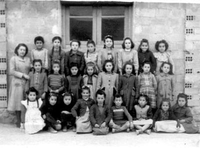 col-leginenes1  ESCOLES VELLES, ON HI HAVIA LA GRANJA DEL "PORRA". MESTRA LA SENYORETA QUIMA. FILA 1: ANITA CUENCA, JOSEFA SALA, Mª PILAR JOVELLS, MERCÈ TORRES, EMILIA MATEU, Mª CARME COSTAFREDA, Mª TERESA BOTÉ, Mª CARME ORIOL. FILA 2: Mª CARME CONTRERAS, RAMONA VALLVERDÚ, MARIA ARAGON, MARIA ORONICH, Mª TERESA REBULL, BALBINA BERNAUS, RAMONA PUIG, I TRESINA RUBIO. FILA 3: ENCARNACIÓ ORONICH, SOLEDAT RIBELLES, INOCENCIA RIBELLES, CONSUELO MOR, SOFIA MIQUEL, PILAR MIQUEL, LOLITA CORRETJÉ, CARME SEGURA I Mª CARME RIBELLES.