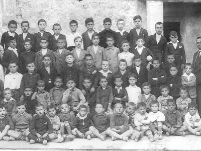 col-leginois  FILA 1:(?); (?), RAMON JOVELLS COSTAFREDA,, OCTAVI SOLÉ, (?), (?), (?), RAMON FLIX, RAMON LLADÓ, RAMONET "COLUMBO", (?). FILA 2: (?), LLUÍS SEGURA "PAULA", PEPE "CAL CAP", SISCO BELLET "TONET", RAMON "CAL PATET", RAMON "LA ISABEL", (?), RAMON VALLS, VICTOR "CURRANO",  I TONET "CUCO". FILA 3: NICANOR MATEU, DEONISIO "CATANO", (?), VICENS, "BOCINS", (?), TONET "DOMINGUETA",, MIQUEL "CIRERA", (?), "MONATXO", PERE JOAN "VICTORIA", I "GEPET". FILA 4: MIQUEL SOLÉ "FUMAT", (?), (?), TIMOTEO CORRETJÉ, JOAN BERNAUS "EUGENIA", (?), VICENT, PERET "DEL BARBER", (?), (?), "PATXORRO", I RAMON "XENXA". FILA 5: (?), TONET GÓMEZ "VIUDA", FRANCESC SEGURA "MARIAPAULA", (?), RAMON SEGURA, ANGEL SOLÉ "FUMAT", (?), SAMUEL, DIONISIO "MIXÓ", (?), (?), (?), BEP "AVELINA", RAMON COSTAFREDA "PONET". EL MESTRE DON MARTIN.
