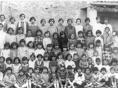 colel-leginenes  FILA 1: BOTE " PEPETA "POPA", ANTONIA PONS SEGURA "JAN", FELIÇA "TRONQUETS", ANTONIETA "CARRETER", VENERANDA, BEATRIU "MOLINER", PASQUALA "CA LA PAQUITA", ANTONIETA "BISELO" I PILAR SALLA. FILA 2: DOLORS "MARIAPAULA", MARIA "XENXA", MUNDETA "TOMAS", MARIA REBULL. CARMETA MIQUEL "FARRÉ", DOMINGA "ERMITÀ", LEONOR "SECO", (?), MARIA "XATO", ROSITA "L'AGUSTÍ", TERESA "PANCET", (?), JOSEPA "DEL BOSCH", (?) I  PEPITA "GERMANA FACUNDO". FILA 3: MARIA "GIRONA", (?), RAMONA, PEPETA "BLASI", CASILDA, ANTÒNIA "MARIAPAULA", PEPETA "JUNEDA", "JULITA", CARMETA "VIUDA", MARIA "CATANO", MARIA "PATXESC", (?), (?), TRESA "BESSÓ", TERESETA "L'AGUSTÍ", MAGDALENA MIQUEL "FARRÉ", MARIA "PERSIANA" I  DOLORES "RAFAEL". FILA 4: "JULITA", TERESINA "PAULA", ENCARNACIÓ BARÓ, CASILDA, MERCÈ "CARAFINA", (?), CARMETA "RAFAEL", TERESINA "CON", MARIA "SILA", JÚLIA "CA LA PAQUITA", TERESETA "L'HORTOLÀ", MARIA,  "CUCO", CARME "L'EUGENIA", TERESINA "POFARRAN", CARME "PIERA", (?) I DOLORES. FILA 5: MARCELA PERE, JOSEFINA, TERESINA "CAL RAMIS", CONCEPCIÓ "MARIOTXA", MARIA "DE LA SUNTA", PILAR "DEL CARRETER", (?), MARIA "MORENO", DOLORES "RAFAEL, CARMETA "XATO", EMILIA "FARRÉ", "PARENTA SR. MAURICI", CARME "PIERA" I (?). MESTRA CANDIDA.