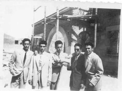 cons-escoles  QUAN CONSTRUÏEN LES ESCOLES. LLUÍS FARRAN BARBERÀ"GENEROSA", PEPITO MATEU ORIOL "CURRANET", JUANITO "BARBENOU". CASIMIRO "FONTANET" I FRANCISCO GÓMEZ "FELIPET".