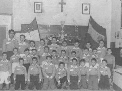 desem58  LES BANDERES QUE HO HI FALTIN. FILA 1: SR. MIQUEL, JOSEP Mª GASOL, EDUARD SEGURA, RAMON BERNAUS "ERMITÀ", FELIP MATEU "GIRONA", XAVIER TORRES, MIQUEL VILADEGUT "SOSES", HERMINIO CURCÓ I ROBERT SANTAMARIA PERRAMON. FILA 2: RAMON JOVELLS, PAQUITO "FILL DEL MESTRE", ALEIX FALCÓ "PORRA", JORDI SEGURA BAYO, GENARO MATEU, MIQUEL ÀNGEL ORONICH, TONET GÓMEZ, EL ROBERT BELLET I LLUÍS FARRE, ELOI COSTAFREDA.  FILA 3:JOSE LUIS RAMOS" FILL GUARDIA CIVIL", JOSEP BERNAUS "ERMITÀ",  DANIEL TORRES "GROS", JOSEP Mª BONET, SISCO MIQUEL GÓMEZ "DOMINGUETA", JOSEP RAMON SEGURA "PIERETA", JOSEP PORTA VILADEGUT, JESÚS ESQUERRA I COSME VILADEGUT "SOSES".